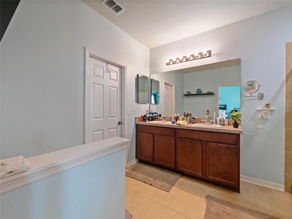 For Sale: $799,000 (5 beds, 3 baths, 2564 Square Feet)