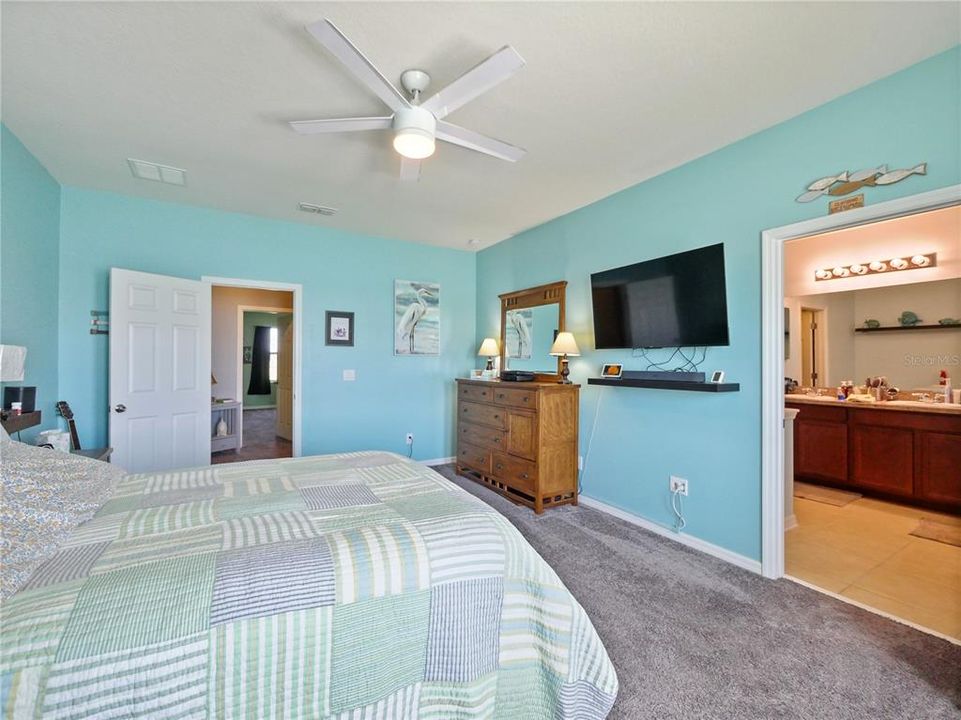 For Sale: $799,000 (5 beds, 3 baths, 2564 Square Feet)