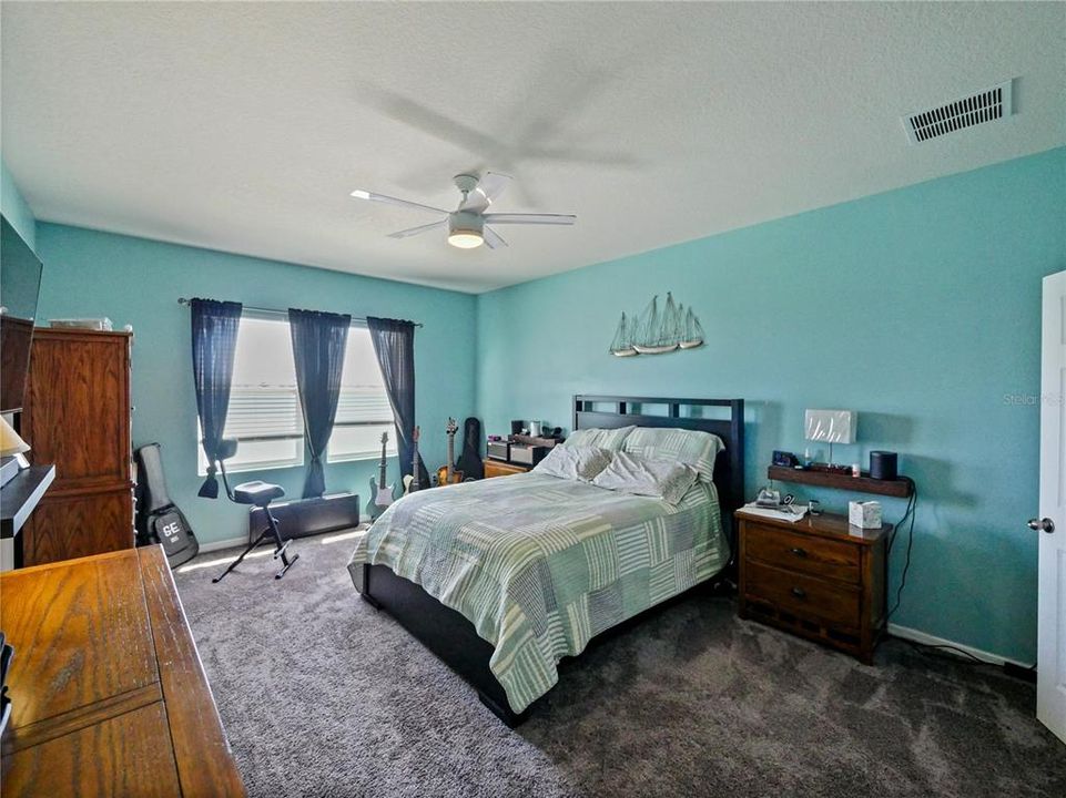 For Sale: $799,000 (5 beds, 3 baths, 2564 Square Feet)