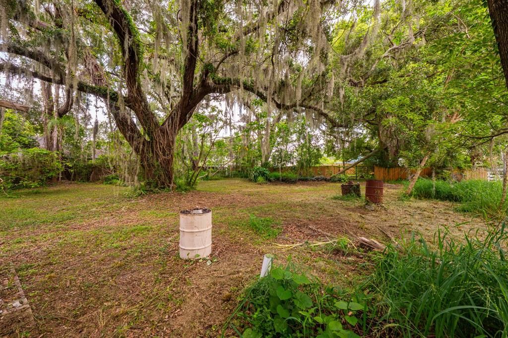 Под контрактом: $250,000 (2 спален, 1 ванн, 600 Квадратных фут)