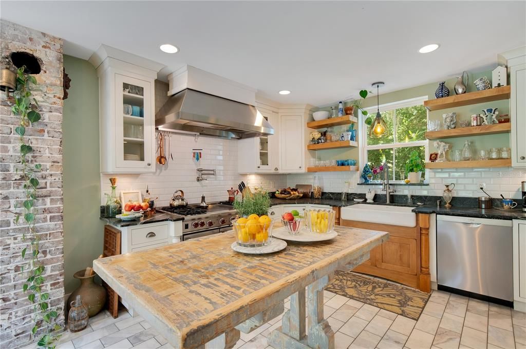 For Sale: $3,499,000 (6 beds, 5 baths, 6261 Square Feet)