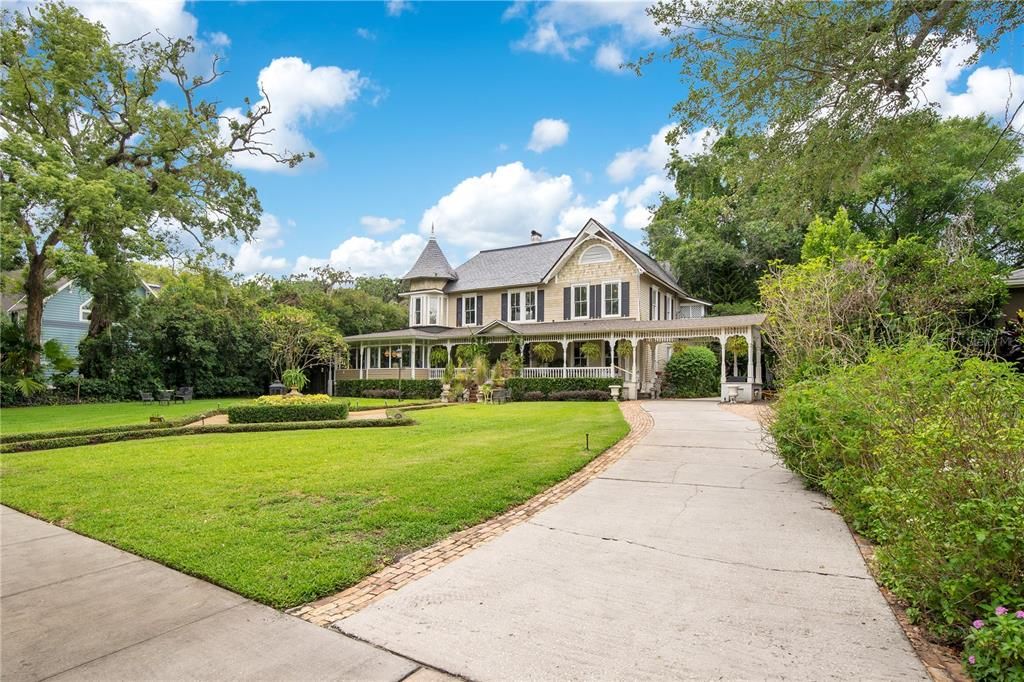 For Sale: $3,499,000 (6 beds, 5 baths, 6261 Square Feet)