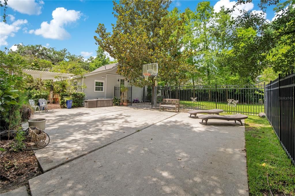 For Sale: $3,499,000 (6 beds, 5 baths, 6261 Square Feet)