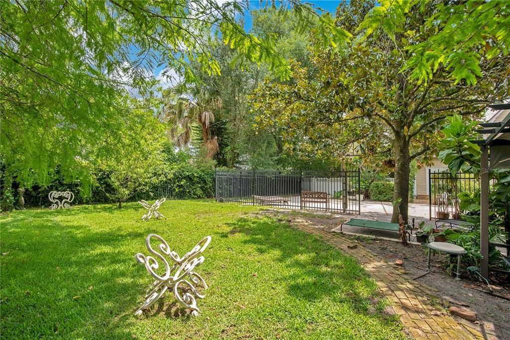 For Sale: $3,499,000 (6 beds, 5 baths, 6261 Square Feet)