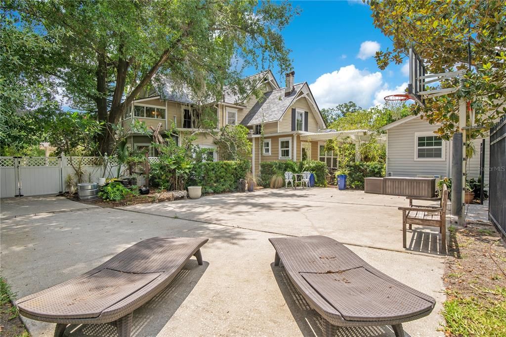 For Sale: $3,499,000 (6 beds, 5 baths, 6261 Square Feet)