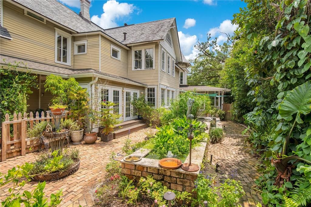 For Sale: $3,499,000 (6 beds, 5 baths, 6261 Square Feet)