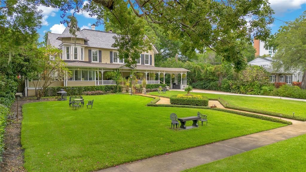 For Sale: $3,499,000 (6 beds, 5 baths, 6261 Square Feet)