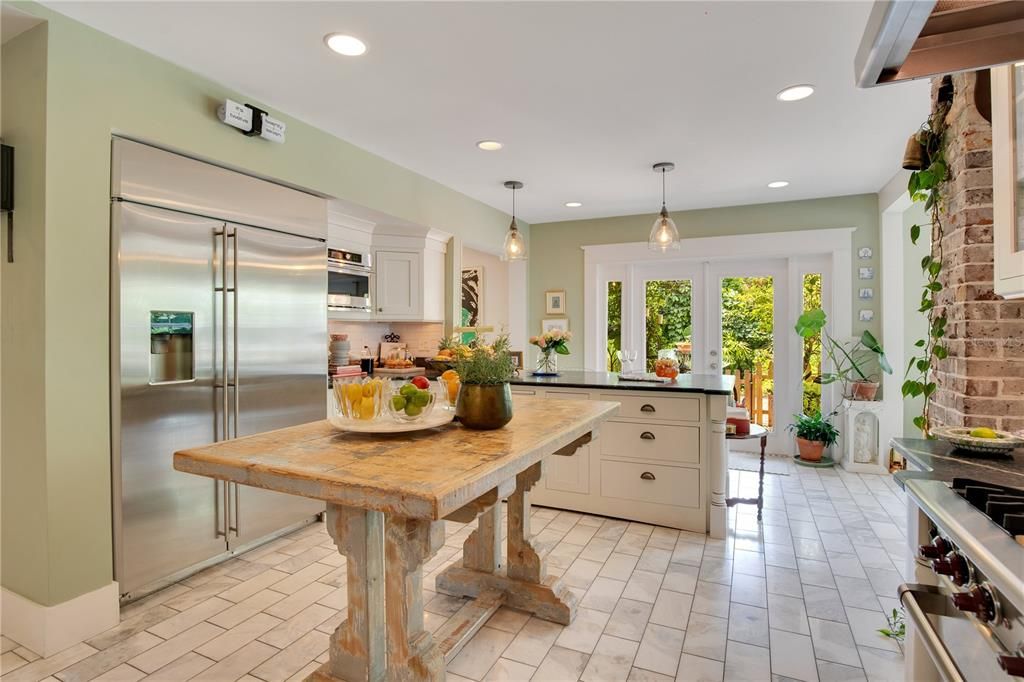 For Sale: $3,499,000 (6 beds, 5 baths, 6261 Square Feet)