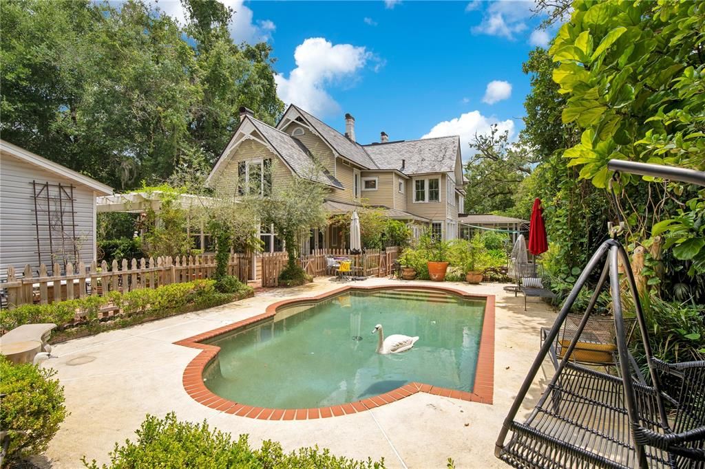 For Sale: $3,499,000 (6 beds, 5 baths, 6261 Square Feet)