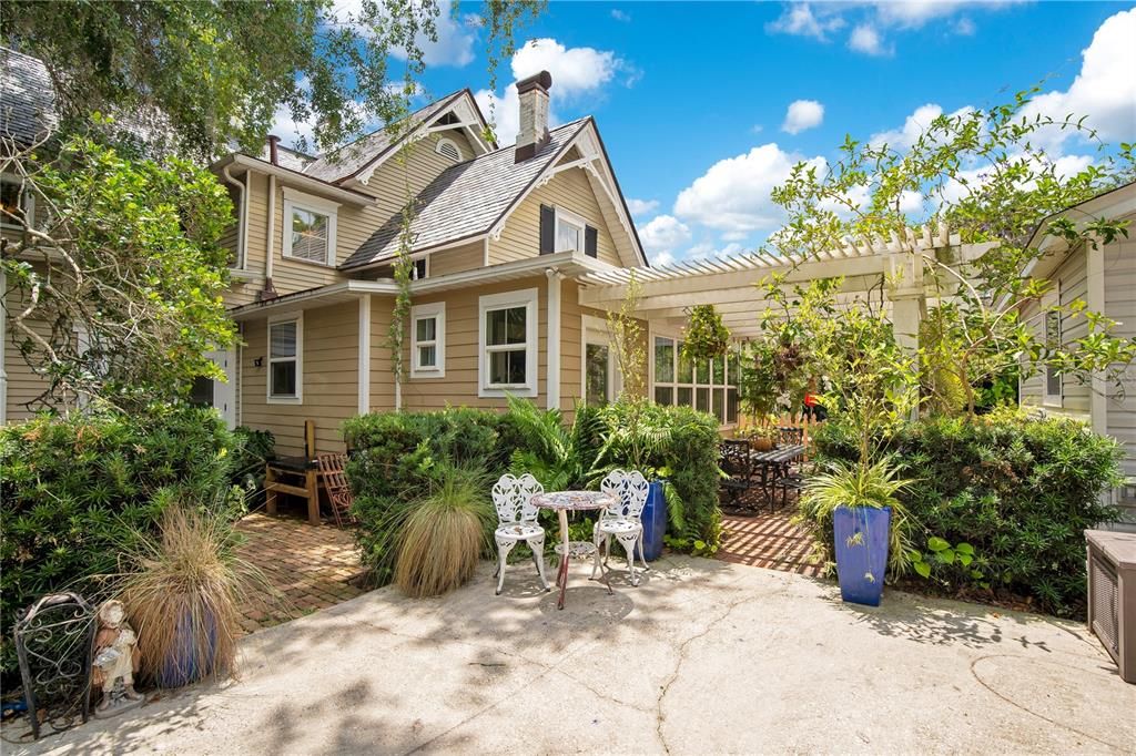 For Sale: $3,499,000 (6 beds, 5 baths, 6261 Square Feet)