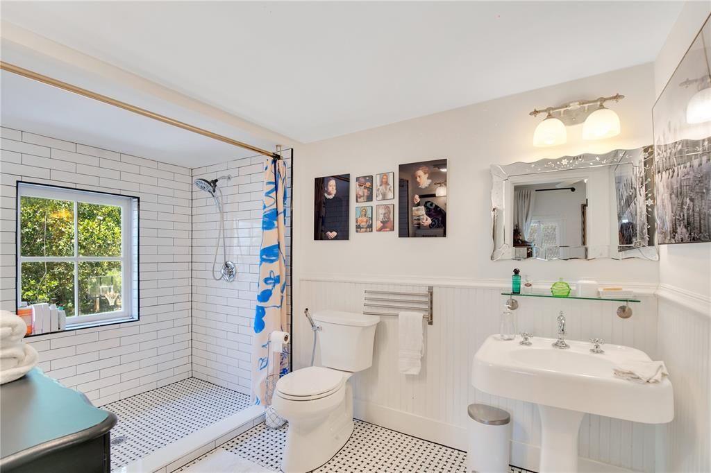 For Sale: $3,499,000 (6 beds, 5 baths, 6261 Square Feet)