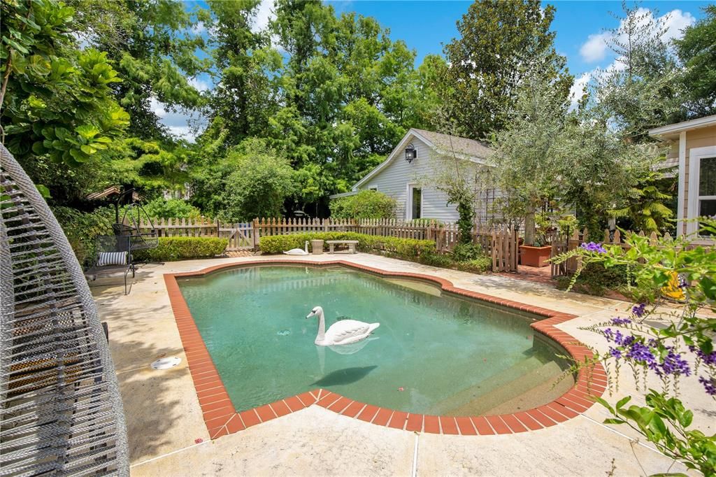 For Sale: $3,499,000 (6 beds, 5 baths, 6261 Square Feet)