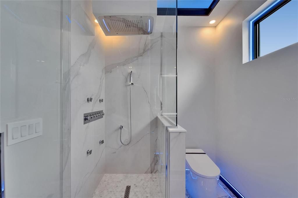 En Venta: $1,399,000 (5 camas, 3 baños, 3202 Pies cuadrados)