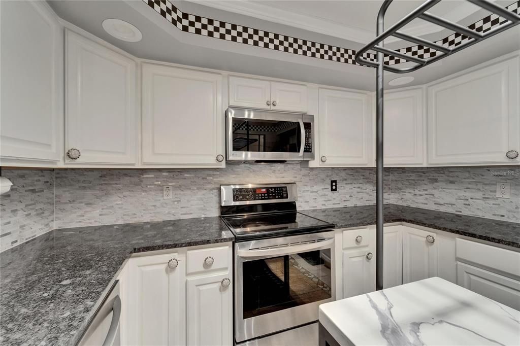 待售: $393,000 (2 贝兹, 2 浴室, 1002 平方英尺)