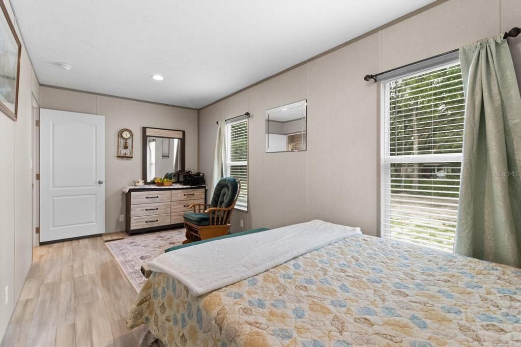 待售: $298,500 (2 贝兹, 2 浴室, 1056 平方英尺)