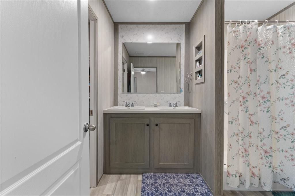 待售: $298,500 (2 贝兹, 2 浴室, 1056 平方英尺)