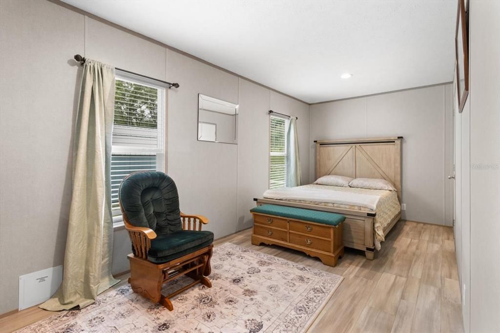 待售: $298,500 (2 贝兹, 2 浴室, 1056 平方英尺)