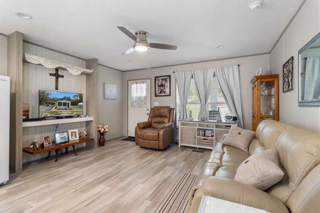 待售: $298,500 (2 贝兹, 2 浴室, 1056 平方英尺)