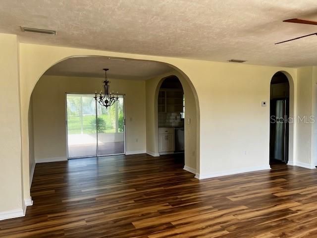 Под контрактом: $274,000 (3 спален, 2 ванн, 1485 Квадратных фут)