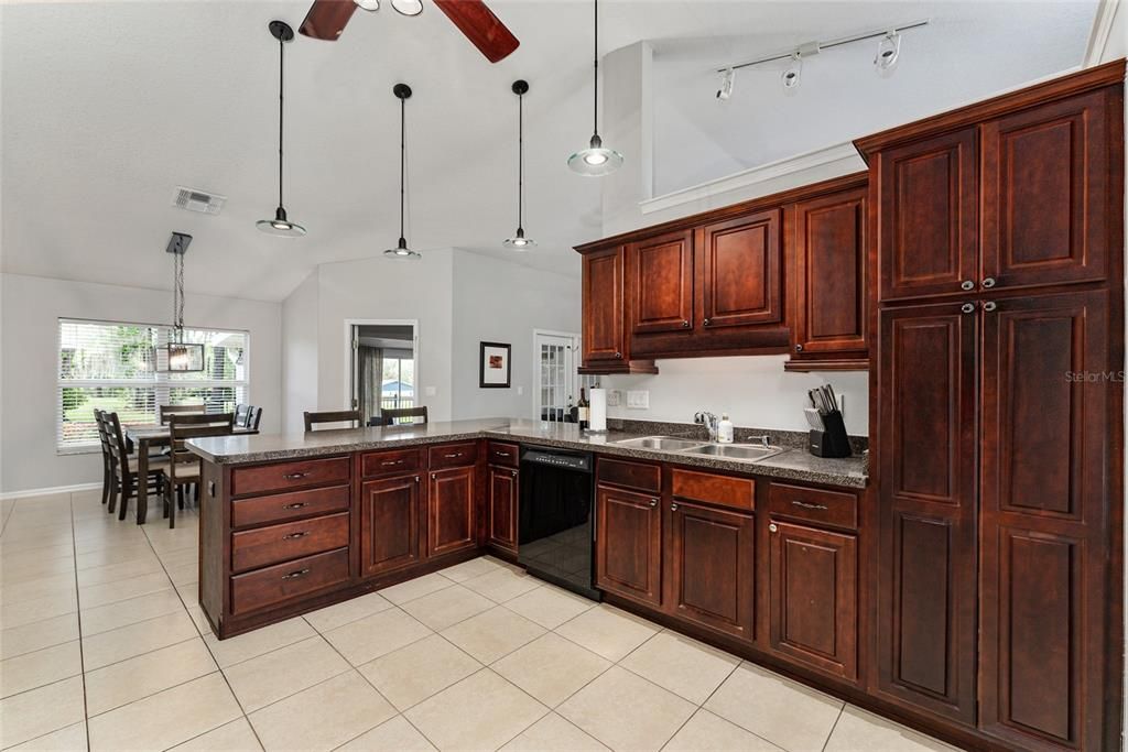 出租: $3,750 (3 贝兹, 2 浴室, 2333 平方英尺)