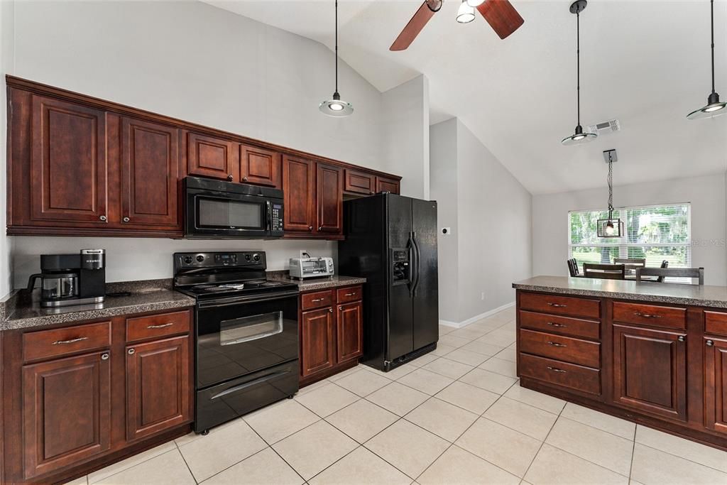 出租: $3,750 (3 贝兹, 2 浴室, 2333 平方英尺)