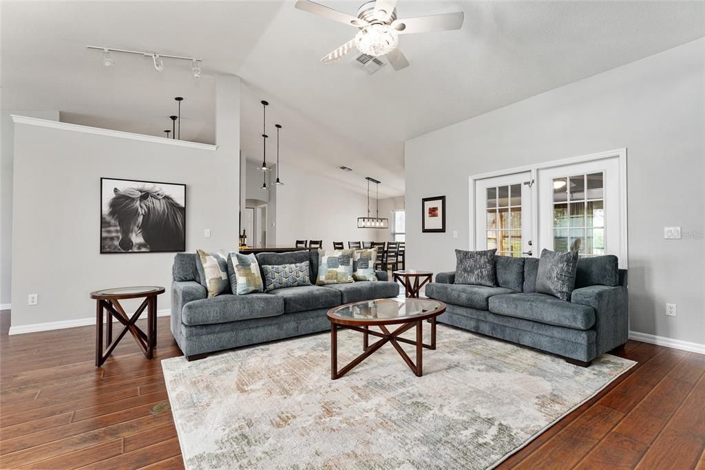 出租: $3,750 (3 贝兹, 2 浴室, 2333 平方英尺)