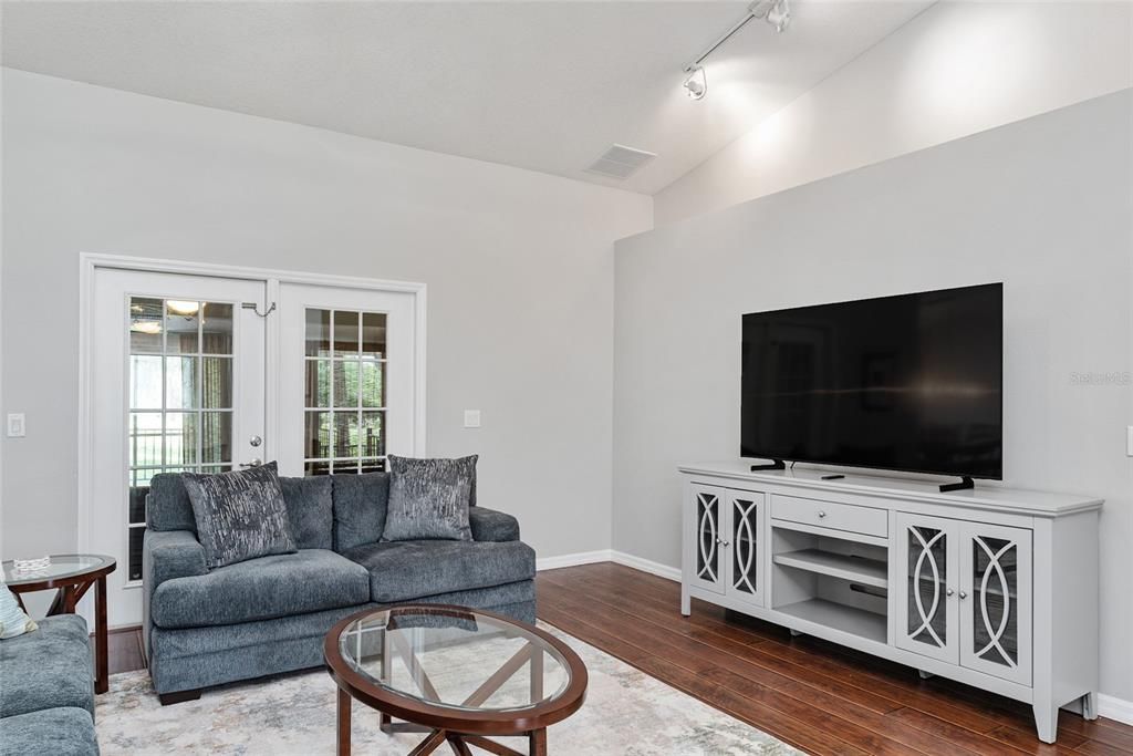 出租: $3,750 (3 贝兹, 2 浴室, 2333 平方英尺)