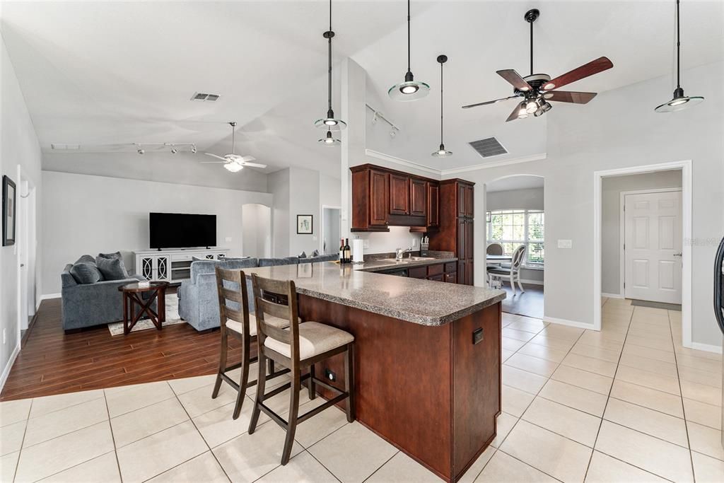 出租: $3,750 (3 贝兹, 2 浴室, 2333 平方英尺)