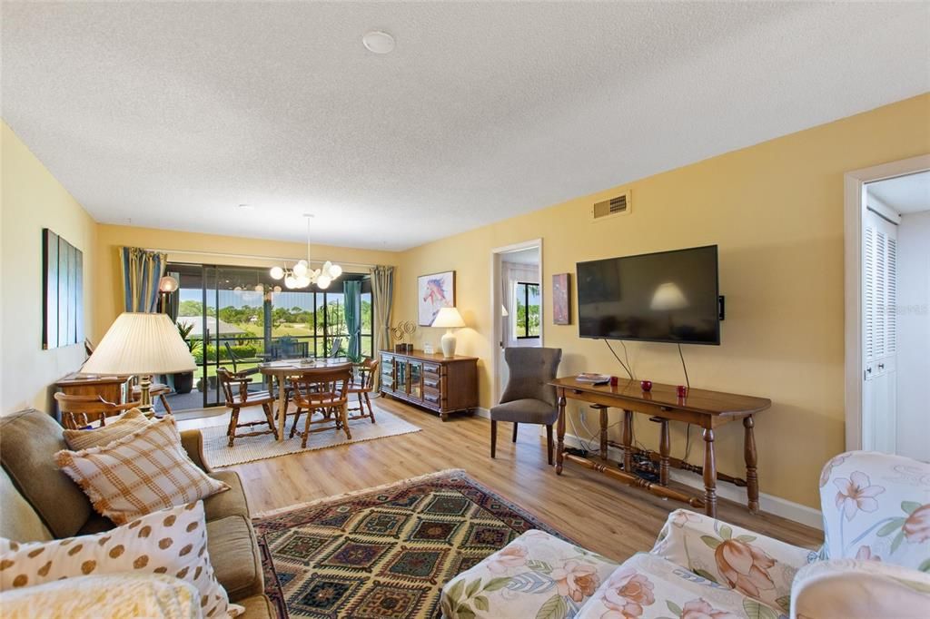 待售: $164,900 (2 贝兹, 2 浴室, 952 平方英尺)