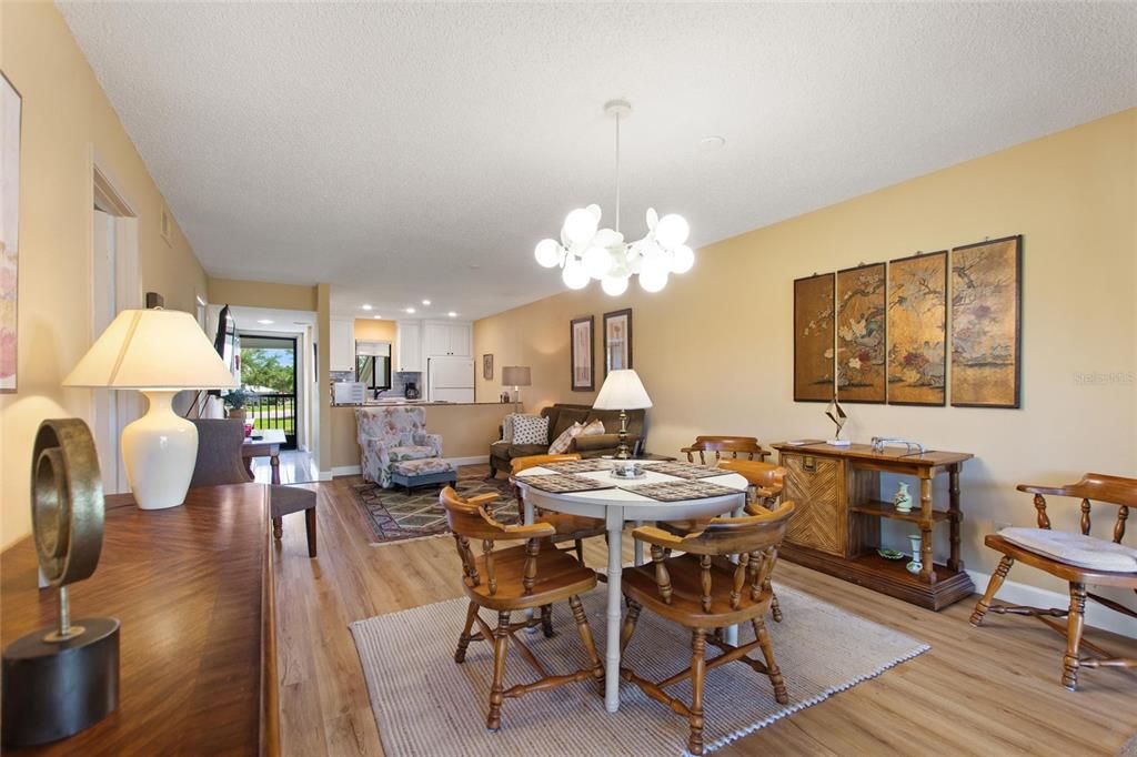 待售: $164,900 (2 贝兹, 2 浴室, 952 平方英尺)