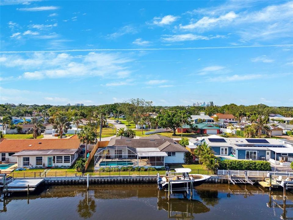 Activo con contrato: $765,000 (4 camas, 2 baños, 1963 Pies cuadrados)