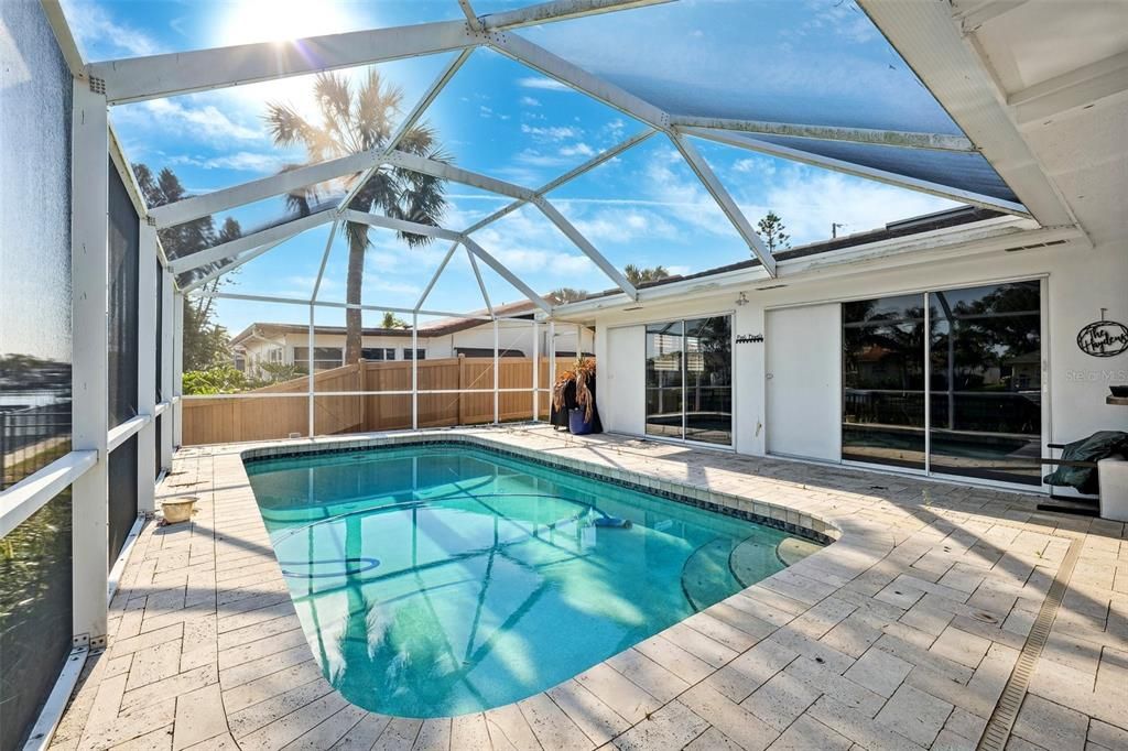 Activo con contrato: $765,000 (4 camas, 2 baños, 1963 Pies cuadrados)