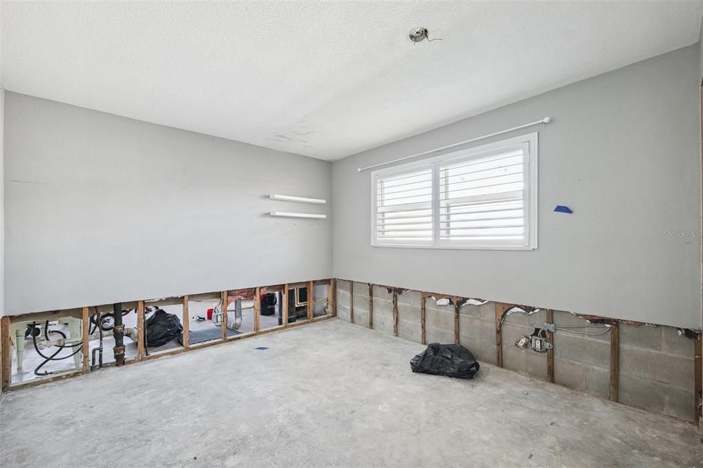 Activo con contrato: $765,000 (4 camas, 2 baños, 1963 Pies cuadrados)