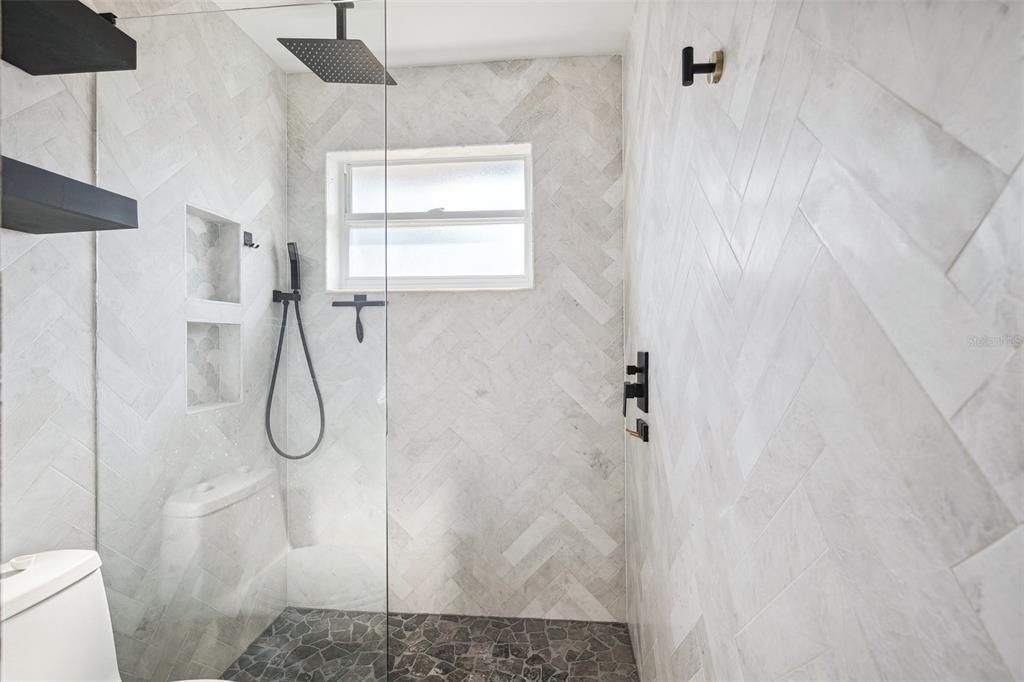 Activo con contrato: $765,000 (4 camas, 2 baños, 1963 Pies cuadrados)