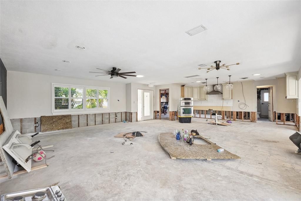 Activo con contrato: $765,000 (4 camas, 2 baños, 1963 Pies cuadrados)