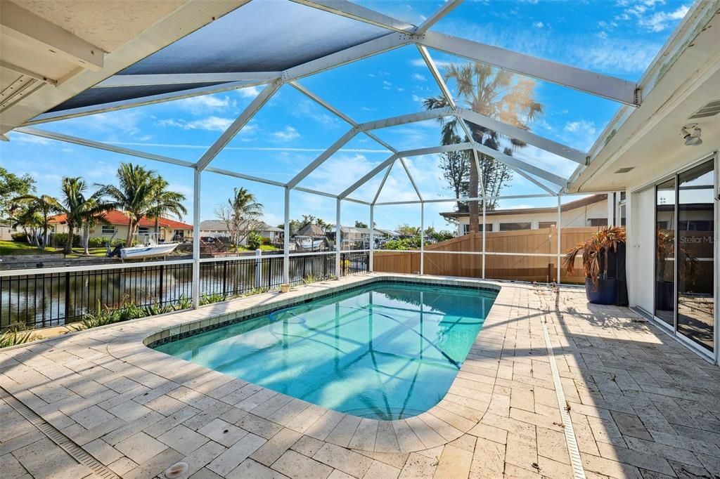 Activo con contrato: $765,000 (4 camas, 2 baños, 1963 Pies cuadrados)