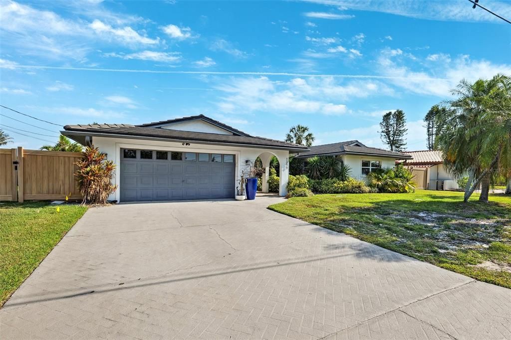 Activo con contrato: $765,000 (4 camas, 2 baños, 1963 Pies cuadrados)