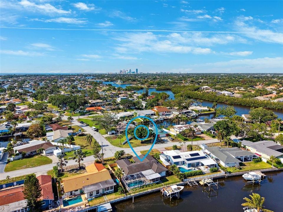 Activo con contrato: $765,000 (4 camas, 2 baños, 1963 Pies cuadrados)