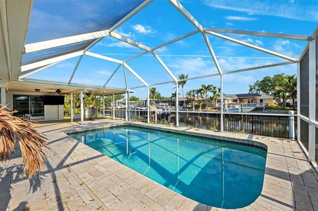 Activo con contrato: $765,000 (4 camas, 2 baños, 1963 Pies cuadrados)