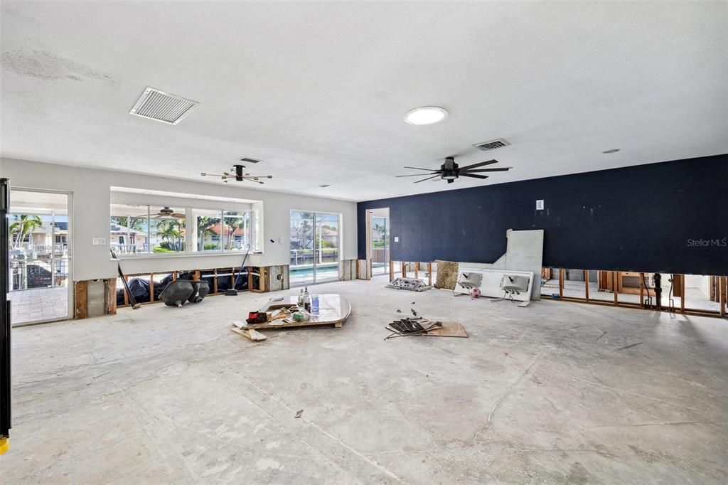 Activo con contrato: $765,000 (4 camas, 2 baños, 1963 Pies cuadrados)