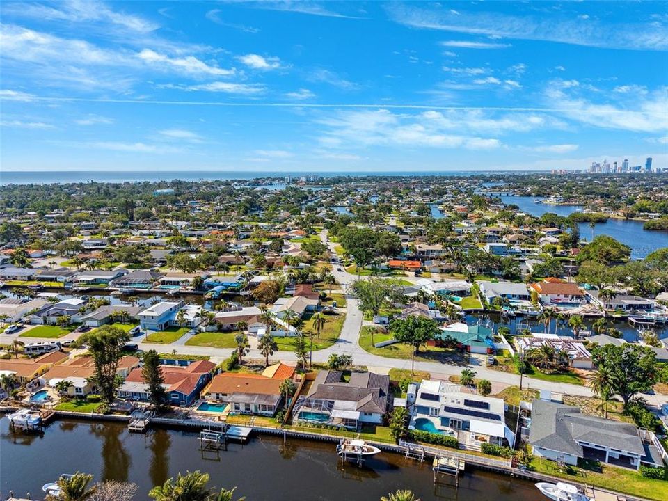 Activo con contrato: $765,000 (4 camas, 2 baños, 1963 Pies cuadrados)