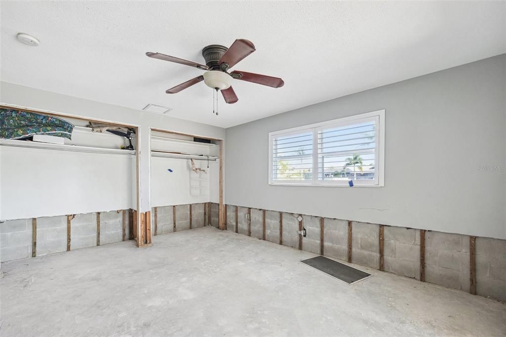 Activo con contrato: $765,000 (4 camas, 2 baños, 1963 Pies cuadrados)