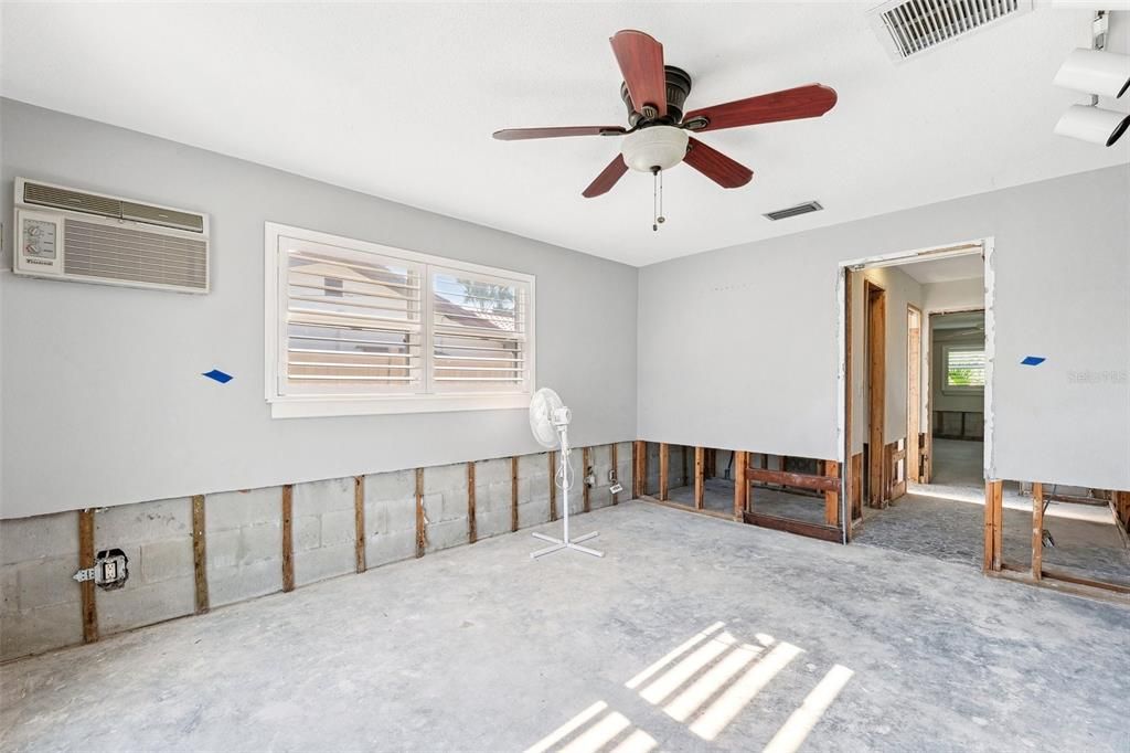 Activo con contrato: $765,000 (4 camas, 2 baños, 1963 Pies cuadrados)