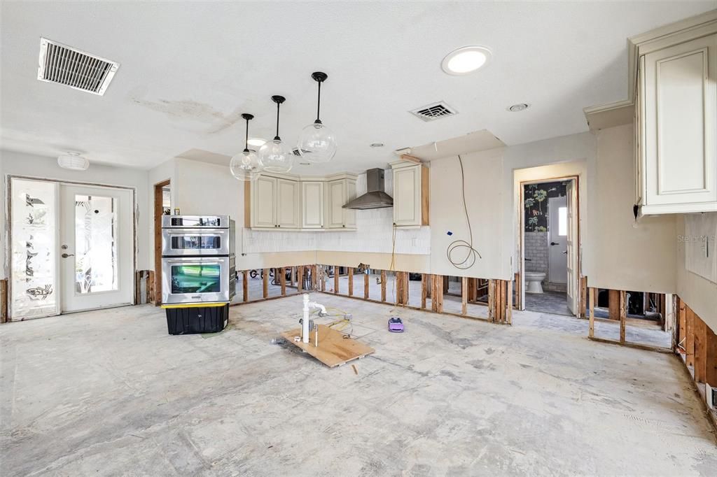 Activo con contrato: $765,000 (4 camas, 2 baños, 1963 Pies cuadrados)