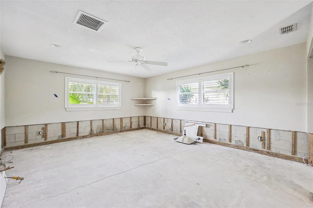 Activo con contrato: $765,000 (4 camas, 2 baños, 1963 Pies cuadrados)