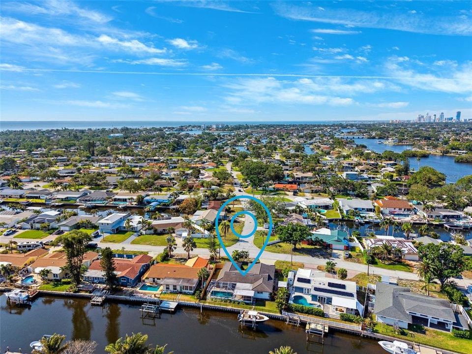 Activo con contrato: $765,000 (4 camas, 2 baños, 1963 Pies cuadrados)