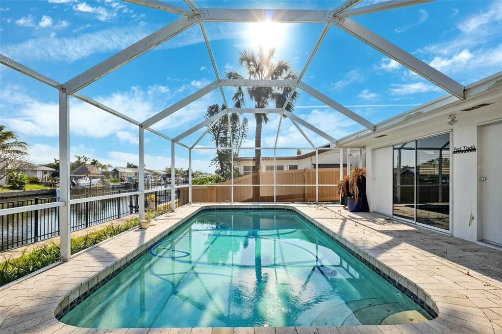 Activo con contrato: $765,000 (4 camas, 2 baños, 1963 Pies cuadrados)