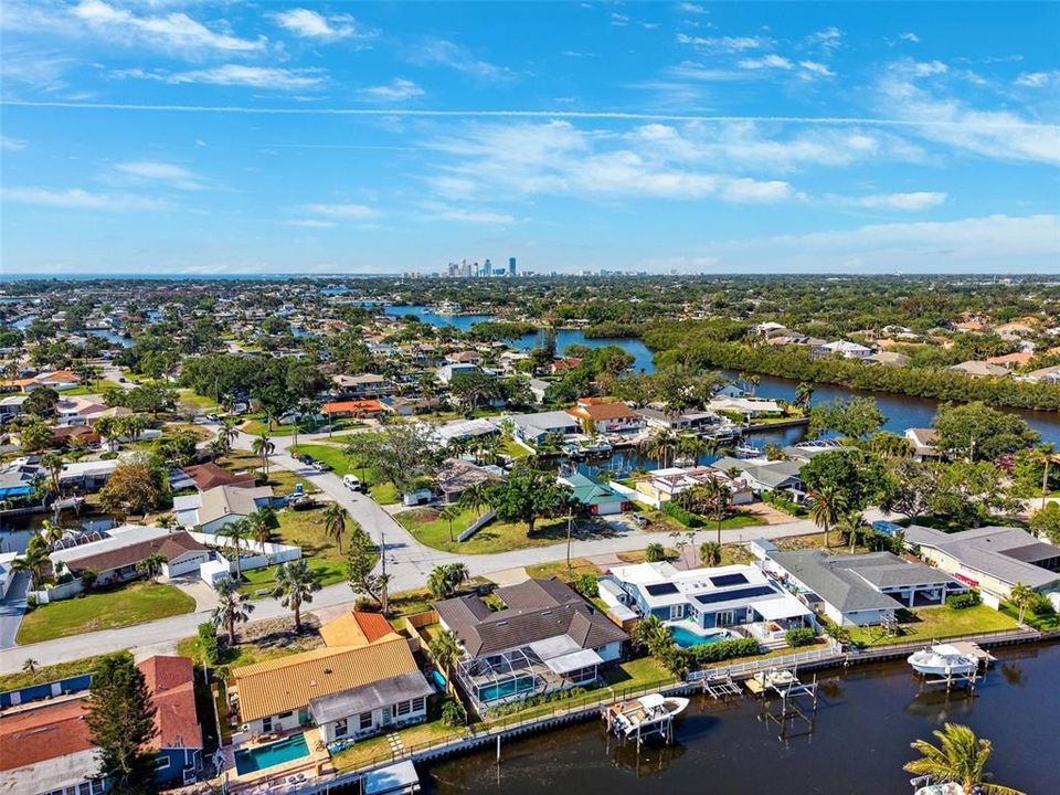 Activo con contrato: $765,000 (4 camas, 2 baños, 1963 Pies cuadrados)