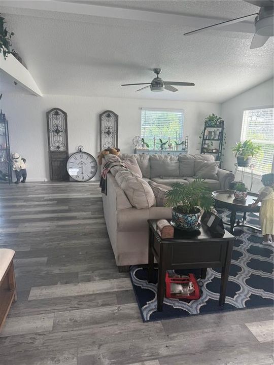 For Sale: $295,000 (3 beds, 2 baths, 1320 Square Feet)