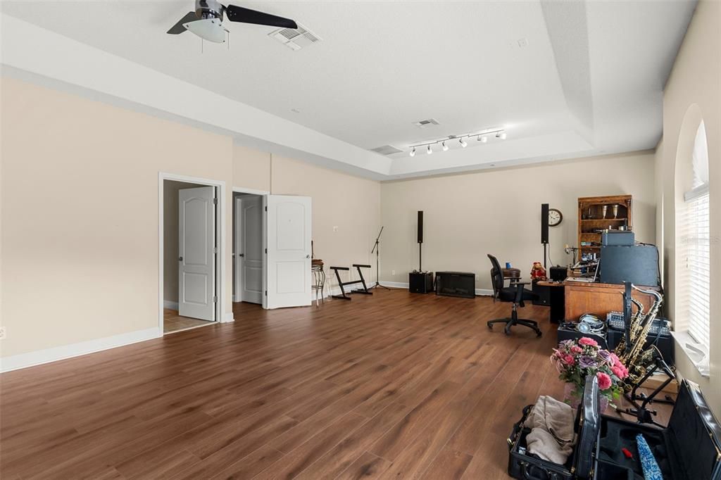 For Sale: $748,000 (5 beds, 4 baths, 3799 Square Feet)